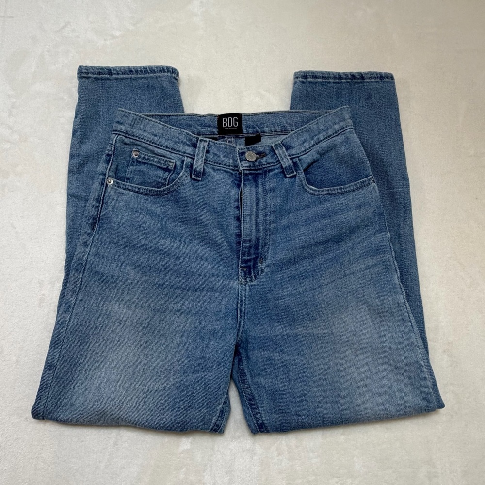 BDG Girlfriend High-Rise Cropped‎ Jeans in Medium Blue Wash